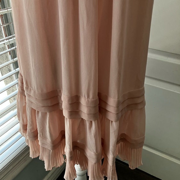 Pink Dress with Lace and pearl Detail. - Picture 4 of 13